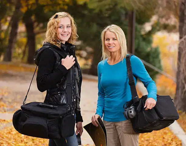 Две женщины тренируются на стрельбище.